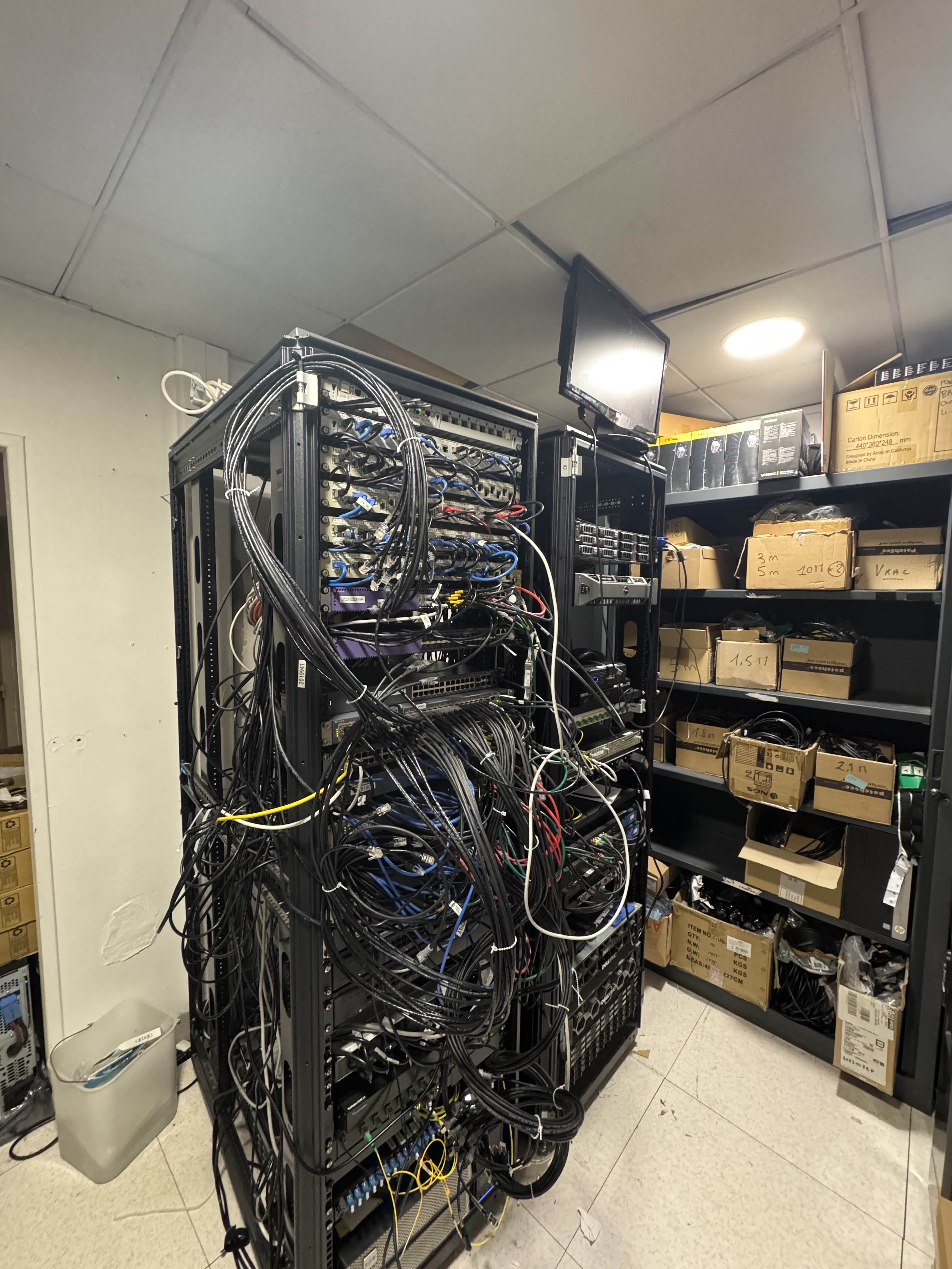 Vue de la baie de stockage et serveurs